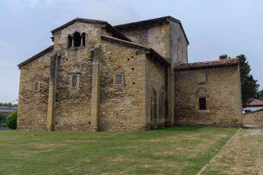 Oviedo 062 - iglesia de San Julián de los Prados.jpg